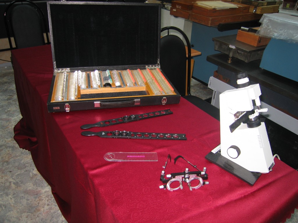 Поверка наборов пробных очковых линз, линеек скиаскопических и диоптриметров.